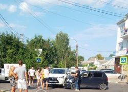 В Анапе на Трудящихся «Lexus» не пропустил малолитражку и жестоко поплатился