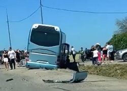Автобус из Анапы столкнулся с зерновозом – в салоне было 23 человека