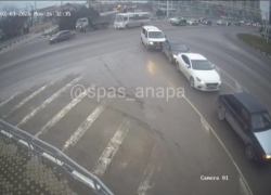В Анапе массовое ДТП с четырьмя авто, а также другие аварии