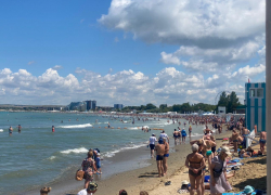 «Туристы на месте»: отдыхающие наслаждаются чистым морем в Анапе