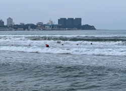 Океанские волны: в Анапе в штормящем море купаются люди