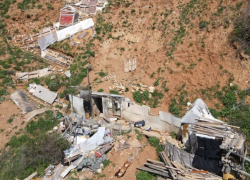 Отшельник с высокого берега оставил после себя горы мусора 