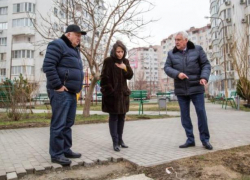 Благоустроить обочины, организовать парковку, - мэр Анапы побывал на улице Крылова