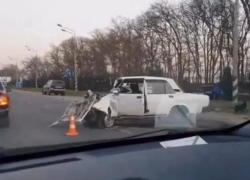 В Анапе жёсткая авария: "семёрка" всмятку, внедорожник - в ёлках