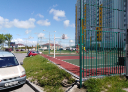 Играть на детской площадке в Анапе в ЖК Горгиппия опасно для жизни. Ждём трагедии?