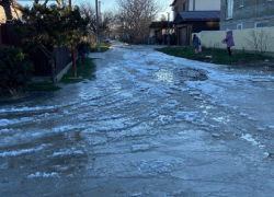 В станице Анапской прорвало трубу – вода залила улицу и замерзла, пройти-проехать невозможно