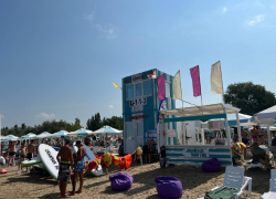 "Вода чистейшая": на пляже в Анапе яблоку негде упасть