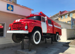 В Анапе установили монумент у здания пожарной части