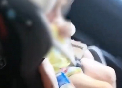 Детей на жаре оставили одних в закрытой машине в Анапе