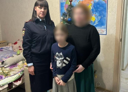  Полиция Анапы проверила информацию о девочке, торгующей своими игрушками на улице