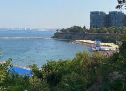 «Не протолкнуться»: на пляжах Анапы все также многолюдно