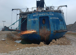 Более 3900 тонн мазута остаются в затонувших танкерах Керченского пролива