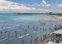В Анапе "жарит" не по-детски: горячее море и переполненные пляжи