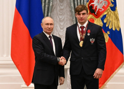 Путин вручил награду боксёру из Анапы Давиду Сурову в Кремле