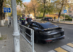 В Анапе водителя Porshe привлекли к ответственности за неправильную парковку