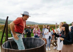 В стиле Челентано: анапчан приглашают топтать виноград