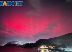 Невероятное зрелище: небо в Анапе окрасилось ярко-алым светом