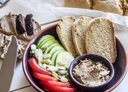 На прилавках анапских магазинов может быть опасный паштет