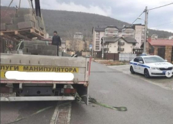 В Анапе с эвакуатора блоки упали прямо на проезжую часть