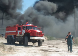 В Анапе сразу два крупных пожара: на тушение огня направили пожарный поезд