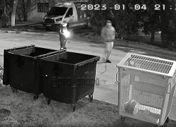 В Анапе двое парней бросили петарду в мусорный бак и чуть не подожгли его