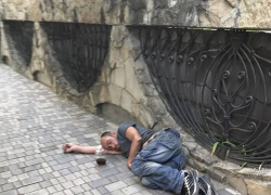 В Анапе пьяные туристы спят прямо на тротуаре
