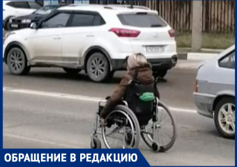 Женщина в инвалидной коляске попрошайничает на проезжей части в Анапе, рискуя жизнью