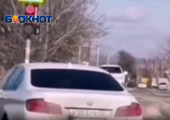 В Анапе полиция нашла водителя BMW, который выехал на перекресток на красный свет