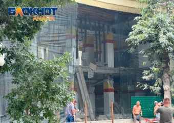 На месте обвалившегося здания в Анапе работают оперслужбы - есть вероятность вторичного разрушения