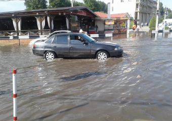 Набережная в Витязево под Анапой ушла под воду из-за ливня