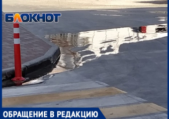 «Из-под люка возле «Табриса» в Анапе течет мутная жижа — пахнет очень неприятно»