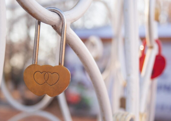 Символ вечной любви или угроза набережной: свадебные замочки в Анапе