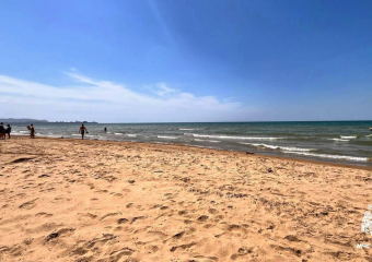 В Анапе спасли женщину во время очистки Черного моря от мазута