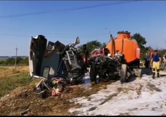 На ж/д переезде под Анапой бензовоз протаранил электричку
