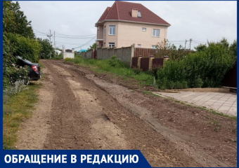 После дождя улицы в Пятихатках превращаются в непроходимую грязную лужу 