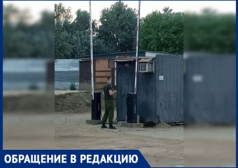 «Решили позолотить себе ручку» – в Благовещенской устанавливают шлагбаумы на проезде к морю