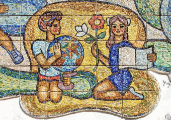 Удивительное мозаичное панно сохранилось на фасаде заброшенного лагеря в Анапе