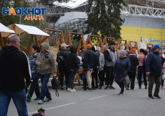 На Горького в Анапе не протолкнуться: горожане и гости курорта празднуют Масленицу