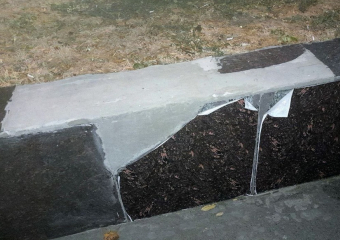 Ремонт по-анапски: стелу «Город воинской славы» «закатали» в пленку