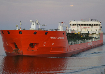 Угрозы затопления нефтяного танкера в Азовском море нет