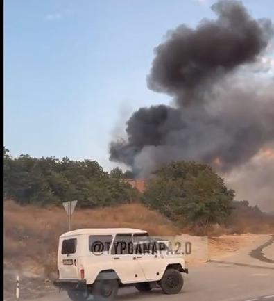 Пожар разгорелся на производственной базе рядом с Сукко под Анапой