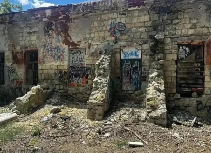 Заброшенный дом у моршколы: дети играют рядом со шприцами и мусором