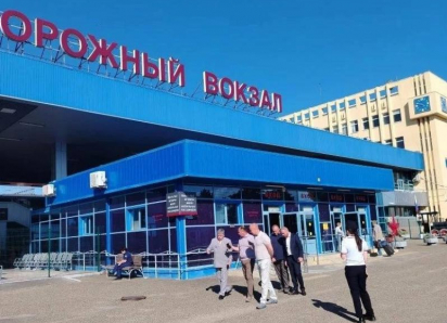 У вокзала Анапы начали наводить порядок: обочины подсыпали, мусор вывозят, поле выкосить ещё предстоит