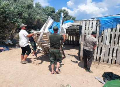 На Бугазской косе снесли самовольные пляжные постройки