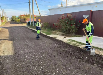В сёлах и хуторах Анапы продолжают обновлять дорожное покрытие