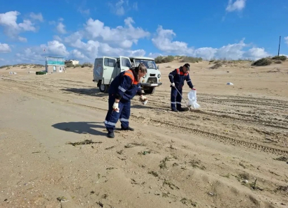 В Анапе продолжают очистку побережья от мазута