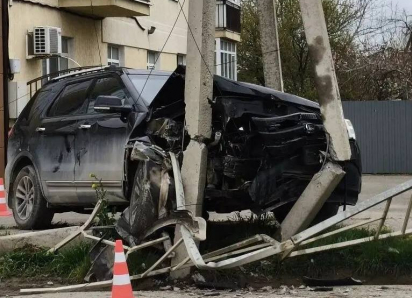 Авария с иномаркой повредила ЛЭП в пригороде Анапы