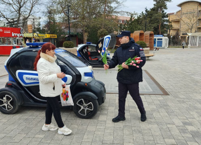 Полицейские Анапы поздравляли женщин с 8 Марта цветами на улицах города