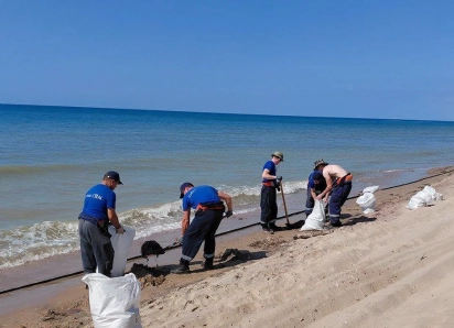 В Анапе усилили защиту побережья из-за угрозы загрязнения нефтепродуктами