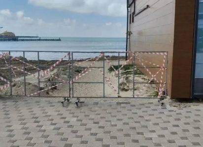 В Анапе оградили участки пляжа из-за работ по отсыпке песка